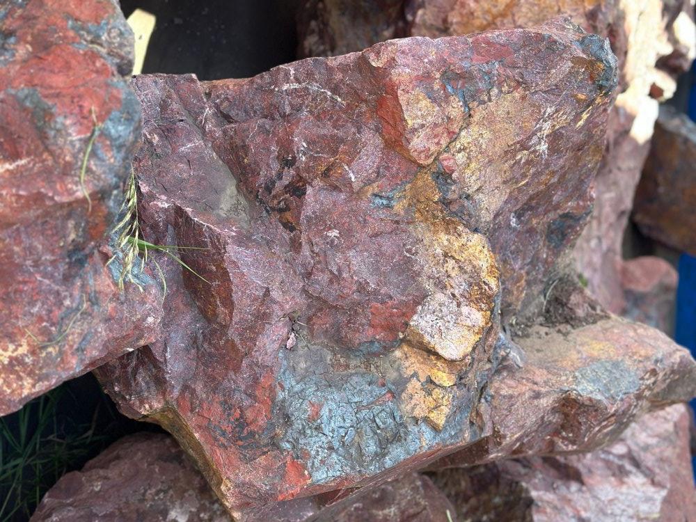 Камни для ландшафтного дизайна красно-фиолетовые 10-60 килограмм купить в Алапаевске