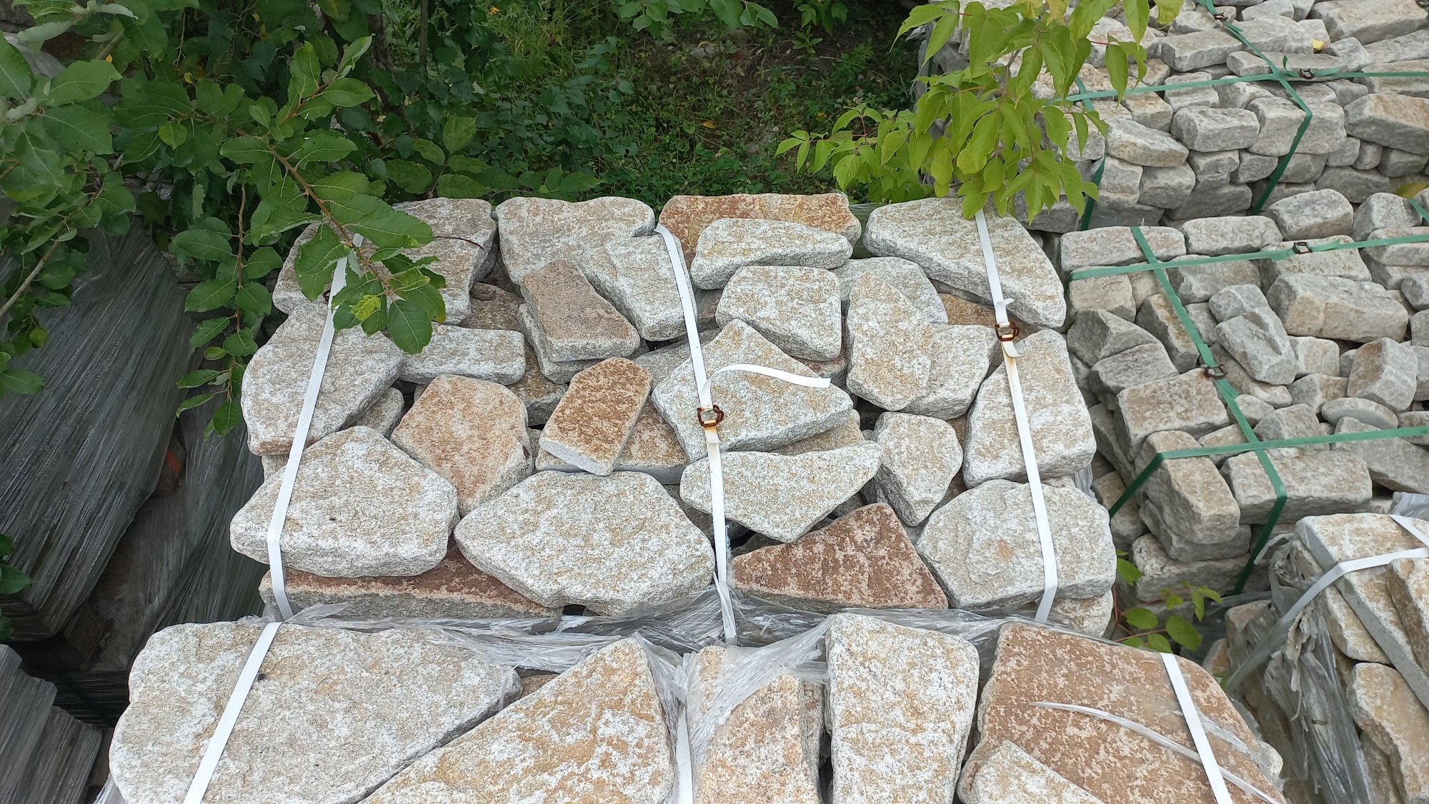 Плитняк галтованный гранитный для ландшафтного дизайна купить в Алапаевске