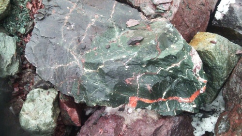 Гигантские зелёные валуны для ландшафтного дизайна весом более 5 тонн купить в Алапаевске