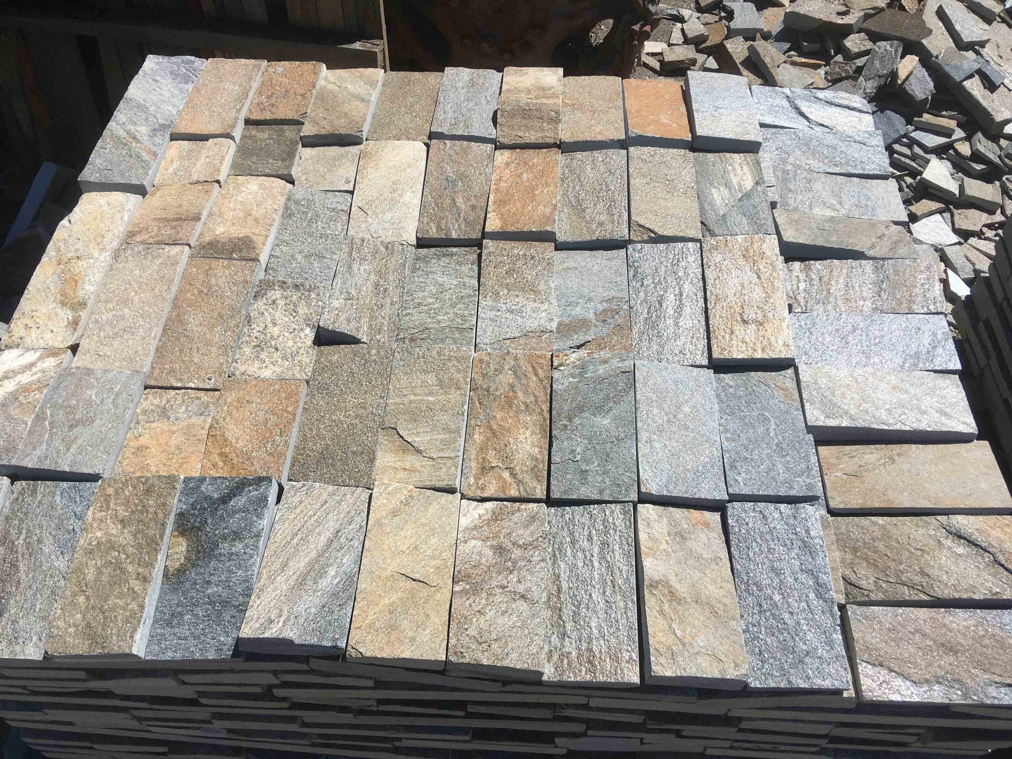 Плитка пилёная златолит Уральский для фасада купить в Алапаевске