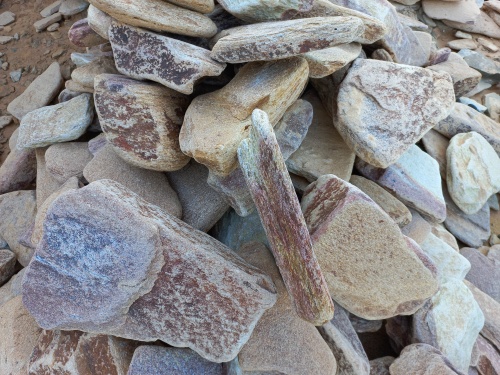 Златолит жёлтый, жёлто-зелёный глыбки и валуны для ланшафтного дизайна купить в Алапаевске