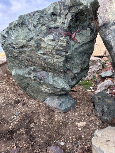 Гигантские зелёные валуны для ландшафтного дизайна весом более 5 тонн купить в Алапаевске