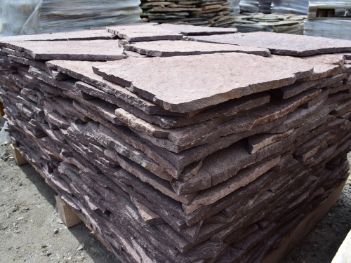 Плитняк лемезит бордовый для облицовки цоколя 20-25 мм  купить в Алапаевске