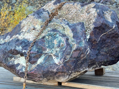 Огромные красно-фиолетовые валуны для ландшафтного дизайна весом более 5 тонн купить в Алапаевске