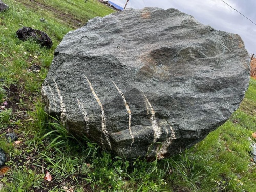 Гигантские зелёные валуны для ландшафтного дизайна весом более 5 тонн купить в Алапаевске