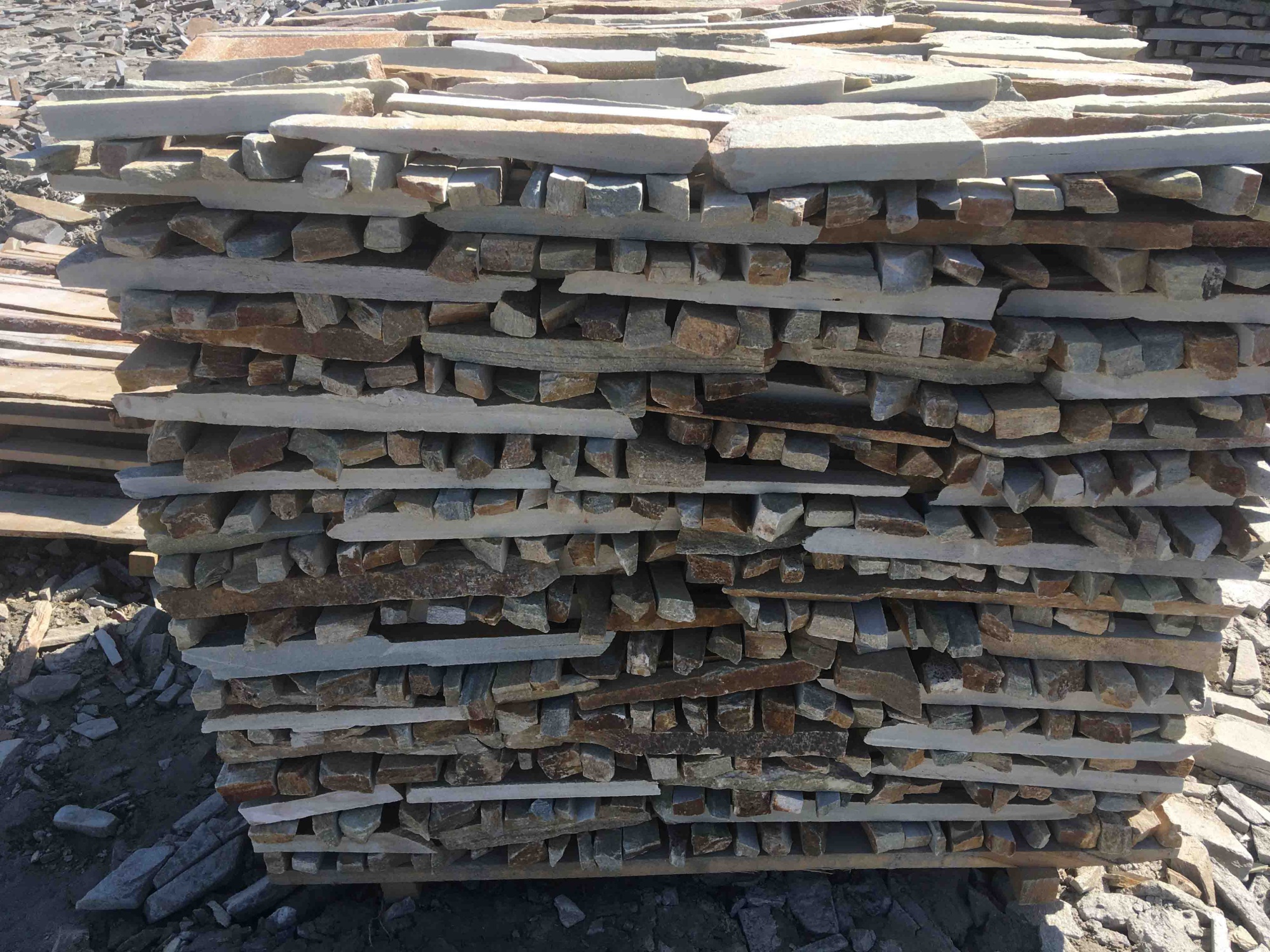 Горбушка златолит золотистый для облицовки купить в Алапаевске