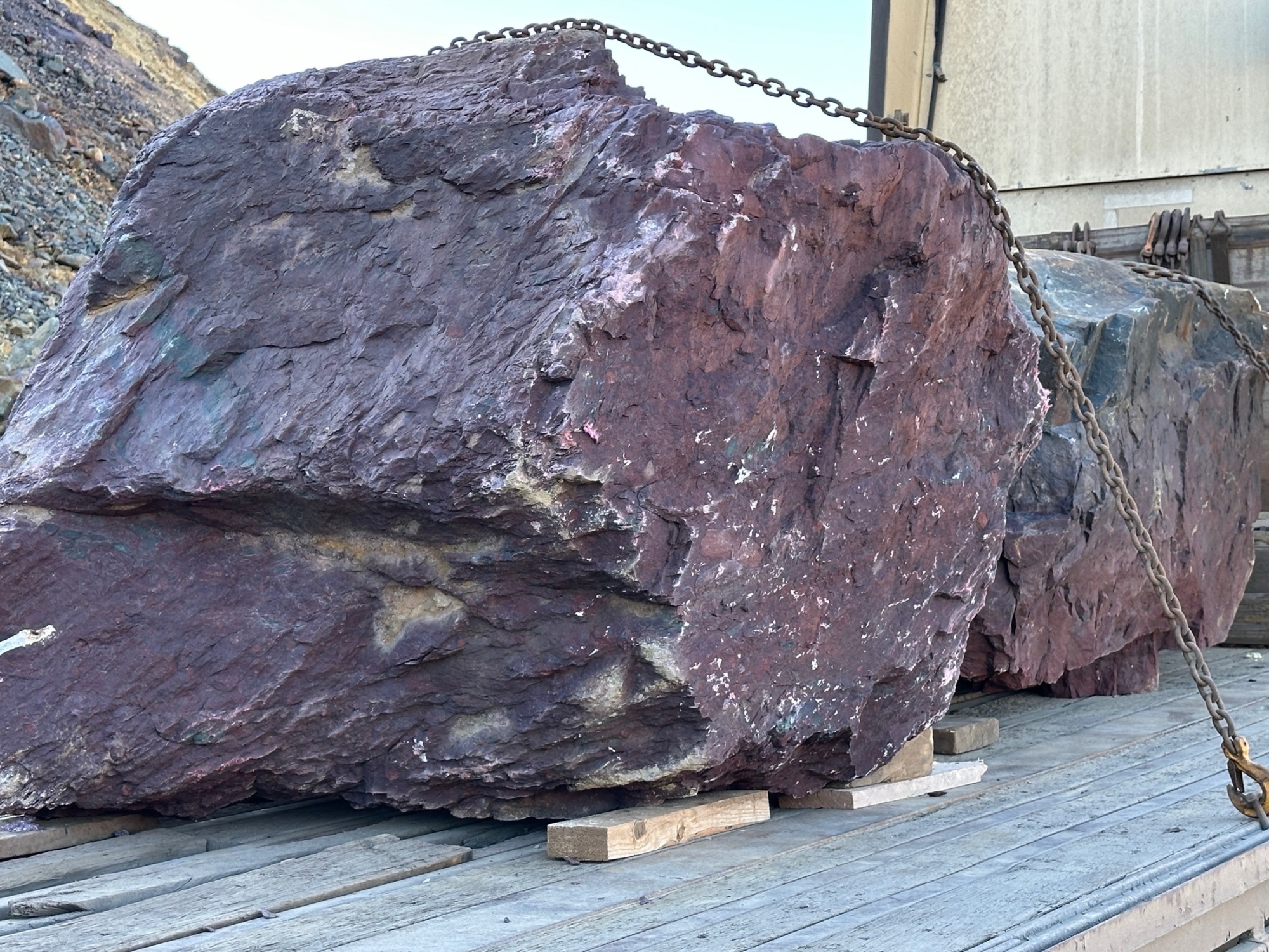 Огромные красно-фиолетовые валуны для ландшафтного дизайна весом более 5 тонн купить в Алапаевске