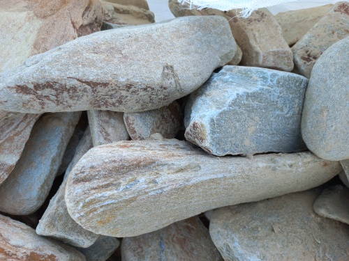 Златолит жёлтый, жёлто-зелёный глыбки и валуны для ланшафтного дизайна купить в Алапаевске