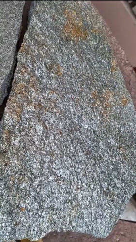 Плитняк златолит серебристый для цоколя, отмостки купить в Алапаевске