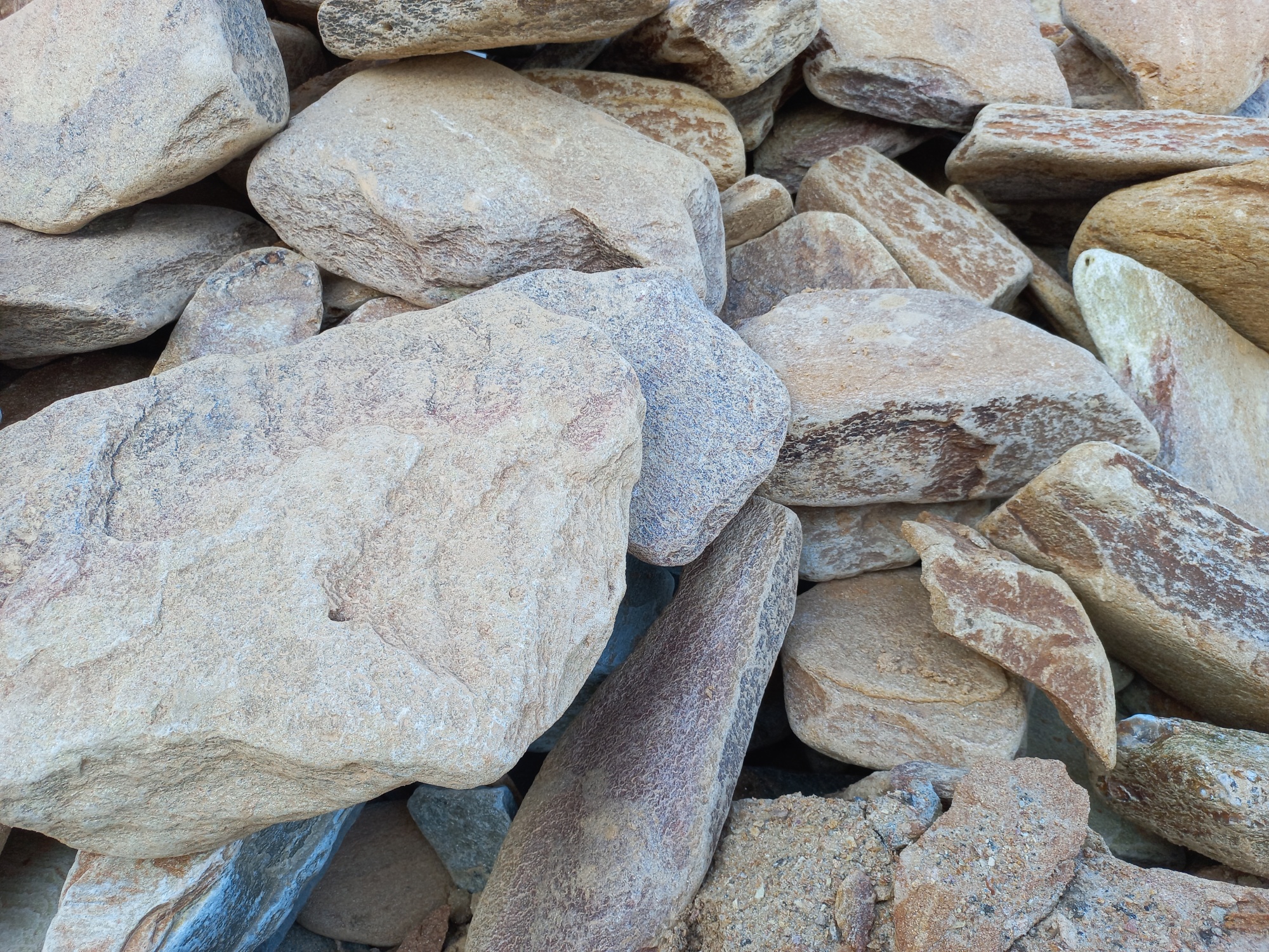 Златолит жёлтый, жёлто-зелёный глыбки и валуны для ланшафтного дизайна купить в Алапаевске