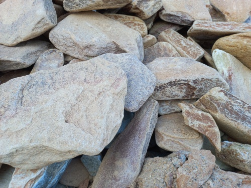 Златолит жёлтый, жёлто-зелёный глыбки и валуны для ланшафтного дизайна купить в Алапаевске