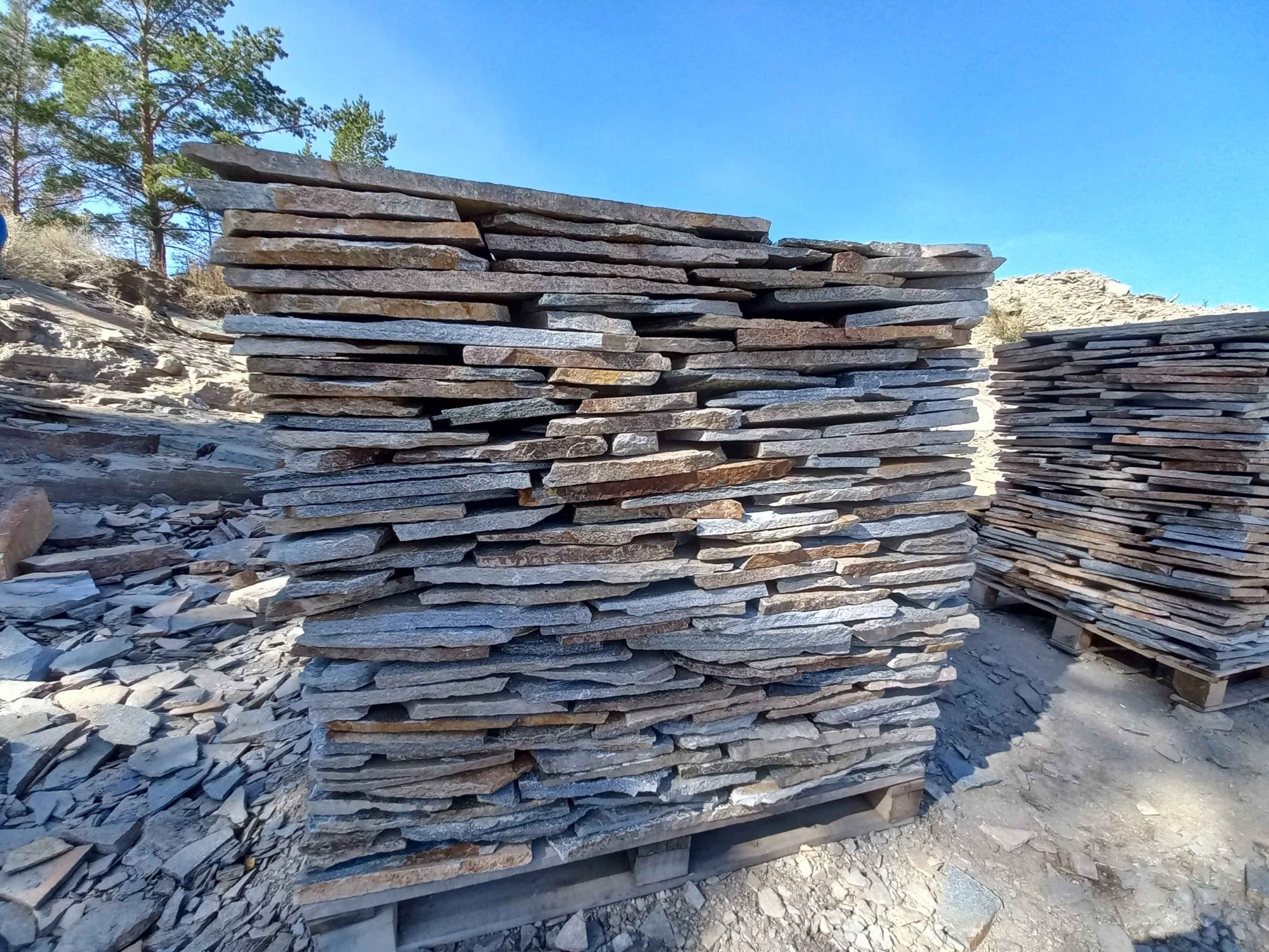 Плитняк златолит серебристый для фасада купить в Алапаевске