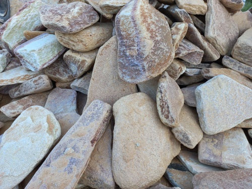 Златолит жёлтый, жёлто-зелёный глыбки и валуны для ланшафтного дизайна купить в Алапаевске