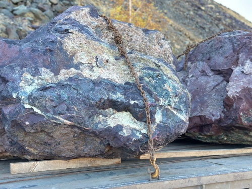 Огромные красно-фиолетовые валуны для ландшафтного дизайна весом более 5 тонн купить в Алапаевске