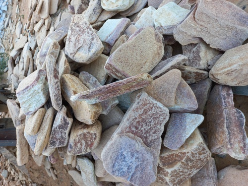 Златолит жёлтый, жёлто-зелёный глыбки и валуны для ланшафтного дизайна купить в Алапаевске