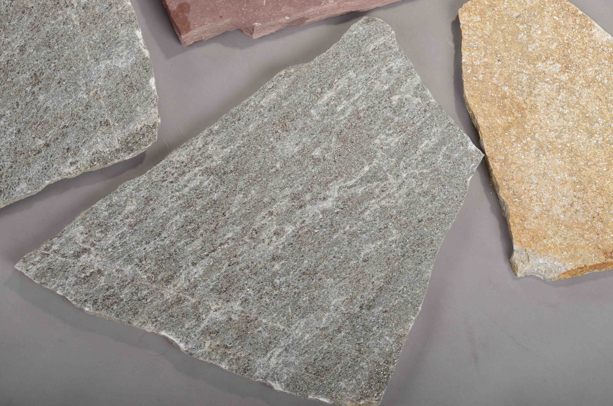 Плитняк златолит Уральский для цоколя, отмостки купить в Алапаевске